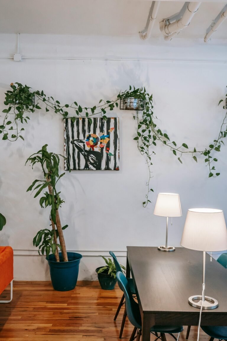 pared decorada con plantas y lámpara encendida